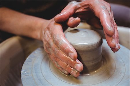 Cropped image of man making pot at workshop Foto de stock - Sin royalties Premium, Código: 6109-08690215