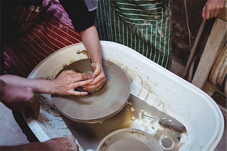 High angle view of potters making pot at workshop Foto de stock - Sin royalties Premium, Código: 6109-08690221