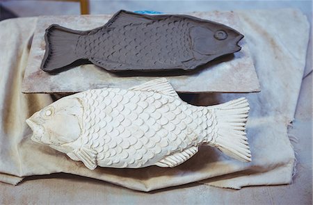 High angle view of clay fishes at potter workshop Foto de stock - Sin royalties Premium, Código: 6109-08690222