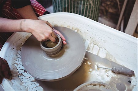 Cropped image of potter making pot at workshop Foto de stock - Sin royalties Premium, Código: 6109-08690224