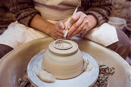 simsearch:6109-08705486,k - Craftsperson preparing ceramic bowl in potter workshop Photographie de stock - Premium Libres de Droits, Code: 6109-08690237