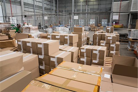 Interior of warehouse with cardboard boxes Photographie de stock - Premium Libres de Droits, Code: 6109-08690238