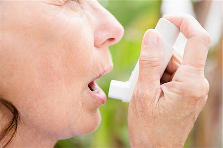 respiration artificielle - Cropped image of mature woman with asthma inhaler Photographie de stock - Premium Libres de Droits, Code: 6109-08690510