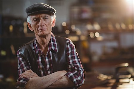 simsearch:693-05553152,k - Portrait of shoemaker standing with arms crossed in workshop Foto de stock - Sin royalties Premium, Código: 6109-08763861