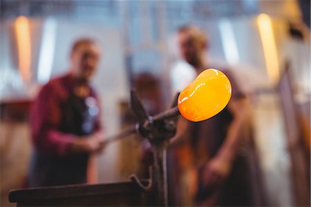 Glassblower shaping a molten glass at glassblowing factory Photographie de stock - Premium Libres de Droits, Code: 6109-08764042