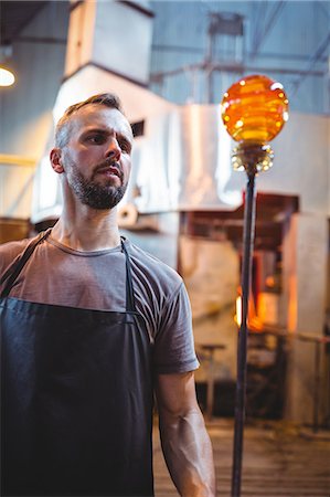 simsearch:6109-08830327,k - Glassblower shaping a molten glass at glassblowing factory Foto de stock - Royalty Free Premium, Número: 6109-08764056