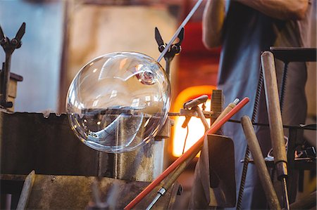 simsearch:632-08993642,k - Glassblower shaping a glass on the blowpipe at glassblowing factory Foto de stock - Sin royalties Premium, Código: 6109-08764076