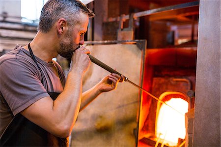 simsearch:400-06796868,k - Glassblower heating glass in furnace at glassblowing factory Foto de stock - Sin royalties Premium, Código: 6109-08764035