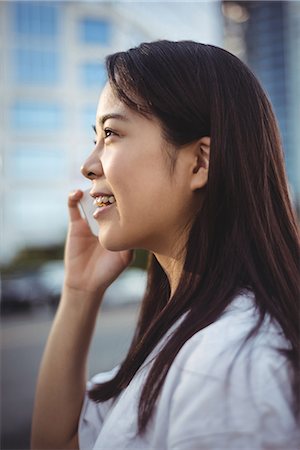 simsearch:614-08148474,k - Close-up of young woman talking on mobile phone Fotografie stock - Premium Royalty-Free, Codice: 6109-08764149