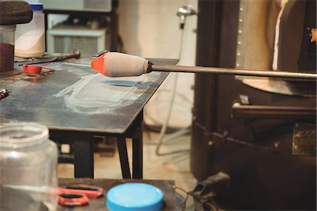 simsearch:696-03400927,k - Glassblower rolling molten glass over frit glass on a marver table at glassblowing factory Photographie de stock - Premium Libres de Droits, Code: 6109-08764185