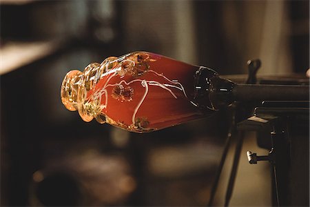 formando - Close-up of molten glass on a blowpipe at glassblowing factory Foto de stock - Sin royalties Premium, Código: 6109-08764189