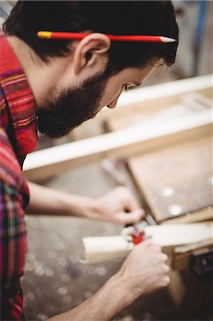 simsearch:6109-08764368,k - Man using a handheld tool to smooth and level the surface of a plank in boatyard Stockbilder - Premium RF Lizenzfrei, Bildnummer: 6109-08764355