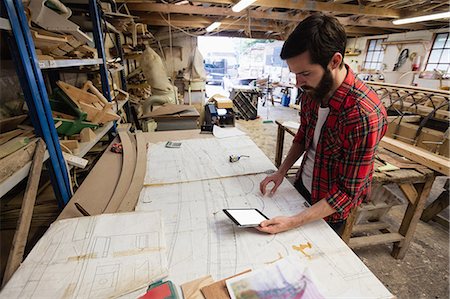 simsearch:6102-05802622,k - Man using digital tablet while looking at blueprint in boatyard Stockbilder - Premium RF Lizenzfrei, Bildnummer: 6109-08764377