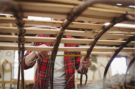 simsearch:6109-08764384,k - Man preparing a wooden boat frame at boatyard Foto de stock - Sin royalties Premium, Código: 6109-08764396