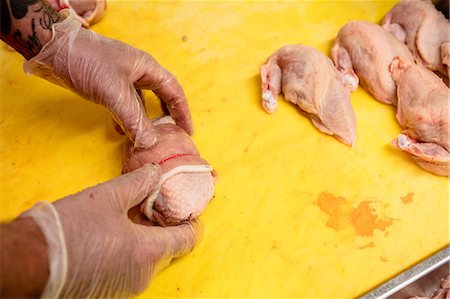 simsearch:6109-08764471,k - Hands of butcher preparing a chicken and steak roll in butchers shop Foto de stock - Sin royalties Premium, Código: 6109-08764468