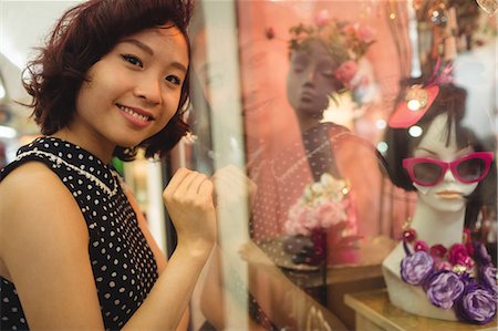 simsearch:6109-08944964,k - Portrait of smiling woman doing window shopping Stockbilder - Premium RF Lizenzfrei, Bildnummer: 6109-08764608