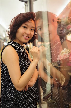 simsearch:6109-08944964,k - Portrait of smiling woman doing window shopping Stockbilder - Premium RF Lizenzfrei, Bildnummer: 6109-08764609
