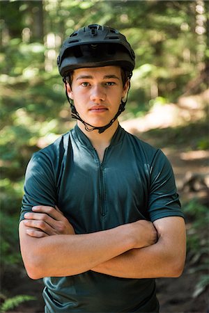 simsearch:6109-08764763,k - Portrait of male cyclist standing with arms crossed in forest Stockbilder - Premium RF Lizenzfrei, Bildnummer: 6109-08764767