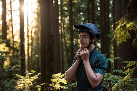 simsearch:6109-08928532,k - Male athletic wearing bicycle helmet in forest Photographie de stock - Premium Libres de Droits, Code: 6109-08764764