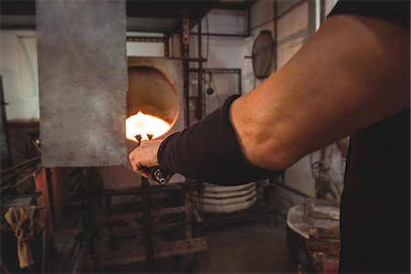 Glassblower heating glass in furnace at glassblowing factory Photographie de stock - Premium Libres de Droits, Code: 6109-08764849