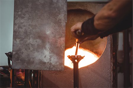 simsearch:400-05882411,k - Glassblower heating glass in furnace at glassblowing factory Foto de stock - Sin royalties Premium, Código: 6109-08764855