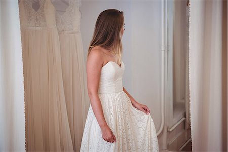 simsearch:6126-08635073,k - Woman trying on wedding dress in a shop in studio Stockbilder - Premium RF Lizenzfrei, Bildnummer: 6109-08764883