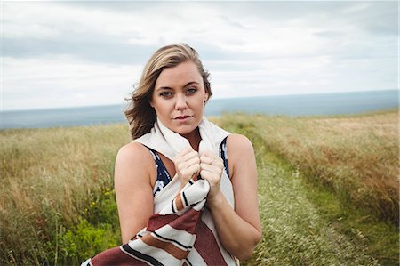 simsearch:6113-07543089,k - Portrait of woman standing in meadow Photographie de stock - Premium Libres de Droits, Code: 6109-08764815