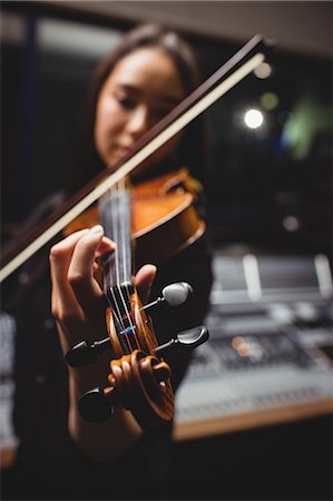 simsearch:6109-08764712,k - Female student playing violin in a studio Foto de stock - Sin royalties Premium, Código: 6109-08764961