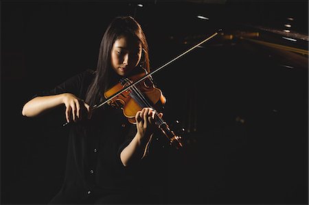 simsearch:6109-08765026,k - Female student playing violin in a studio Foto de stock - Sin royalties Premium, Código: 6109-08764993