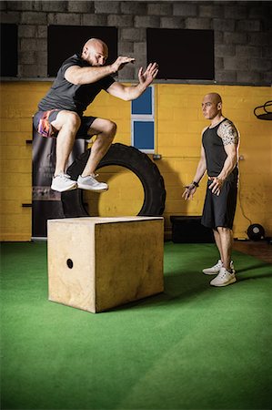 Thai boxers practicing on wooden box in the fitness studio Foto de stock - Sin royalties Premium, Código: 6109-08765048