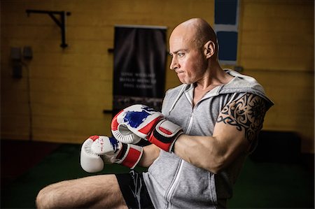 simsearch:614-06043566,k - Thai boxer practicing boxing in the fitness studio Photographie de stock - Premium Libres de Droits, Code: 6109-08765055