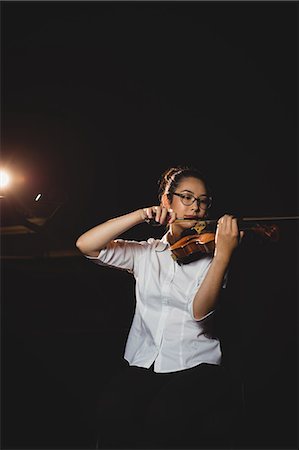 simsearch:6109-08802470,k - Female student playing violin in a studio Foto de stock - Sin royalties Premium, Código: 6109-08765025