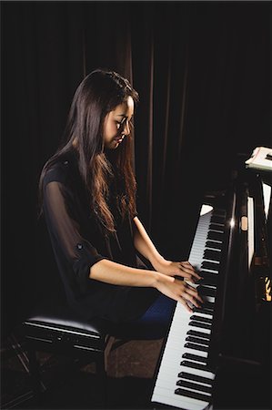 simsearch:6109-08764704,k - Beautiful woman playing a piano in music studio Foto de stock - Sin royalties Premium, Código: 6109-08765026