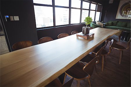 Long table in the seating area at office Photographie de stock - Premium Libres de Droits, Code: 6109-08765157