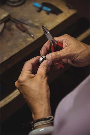 simsearch:625-02267926,k - Hands of craftswoman holding pliers in workshop Foto de stock - Sin royalties Premium, Código: 6109-08765207