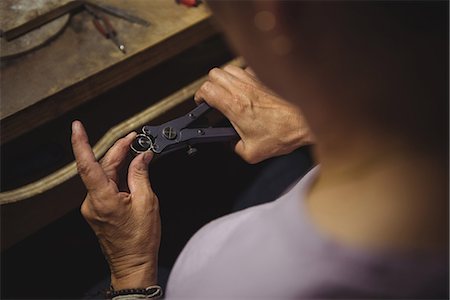 simsearch:6102-05802622,k - Hands of craftswoman using pliers in workshop Stockbilder - Premium RF Lizenzfrei, Bildnummer: 6109-08765208