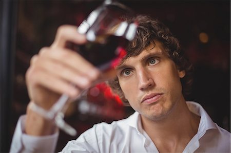 simsearch:6109-08944480,k - Bartender looking at glass of red wine at bar counter Foto de stock - Sin royalties Premium, Código: 6109-08782673