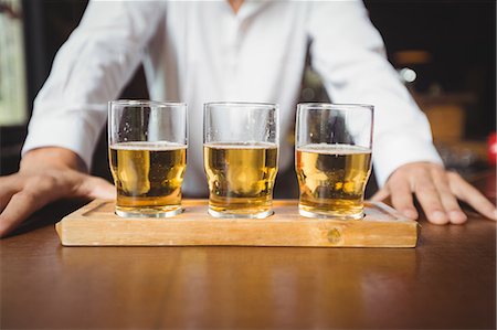 simsearch:6109-08944480,k - Close-up of beer glasses on the bar counter in bar Fotografie stock - Premium Royalty-Free, Codice: 6109-08782698