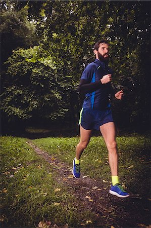 simsearch:6109-06004563,k - Athlete running on dirt track in forest Stockbilder - Premium RF Lizenzfrei, Bildnummer: 6109-08782853