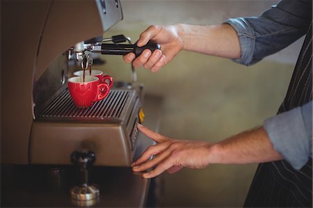Mid section of waiter making coffee in Café at workshop Photographie de stock - Premium Libres de Droits, Code: 6109-08782983