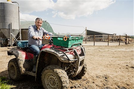 simsearch:6109-08700401,k - Portrait of farmer riding quadbike at field Foto de stock - Sin royalties Premium, Código: 6109-08700350