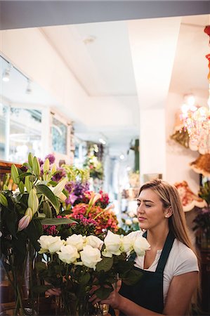 simsearch:6109-08700691,k - Female florist arranging flower in the flower shop Foto de stock - Sin royalties Premium, Código: 6109-08700648
