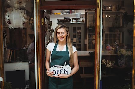 Portrait of female florist holding open signboard at her flower shop Photographie de stock - Premium Libres de Droits, Code: 6109-08700705