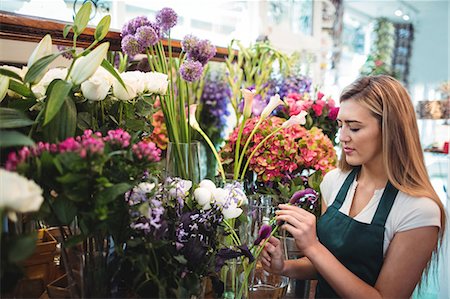 Female florist arranging flowers at her flower shop Photographie de stock - Premium Libres de Droits, Code: 6109-08700711