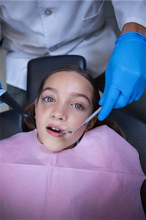 decaying - Dentist examining a young patient with tools at dental clinic Photographie de stock - Premium Libres de Droits, Code: 6109-08700885