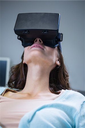 Woman using virtual reality in clinic Stockbilder - Premium RF Lizenzfrei, Bildnummer: 6109-08700823