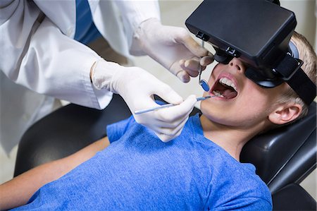 Boy using virtual reality headset during a dental visit in clinic Foto de stock - Sin royalties Premium, Código: 6109-08700824