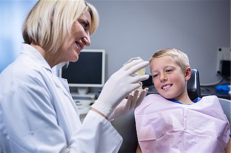 Dentist showing mouth model to patient at the dental clinic Stockbilder - Premium RF Lizenzfrei, Bildnummer: 6109-08700836