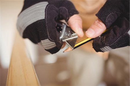 simsearch:6109-08700955,k - Close-up of carpenter's hands sharpening a pencil Fotografie stock - Premium Royalty-Free, Codice: 6109-08700971