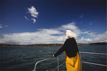 Fisherman looking at view from fishing boat Foto de stock - Sin royalties Premium, Código: 6109-08701025